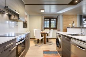 A kitchen or kitchenette at Casa Otal