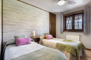 A bed or beds in a room at Casa Otal