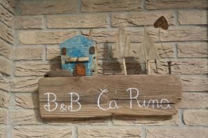 a sign on the side of a brick wall at B&B Ca' Rina in Preganziol