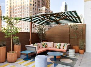 Posezení v ubytování Kimpton Theta New York - Times Square by IHG