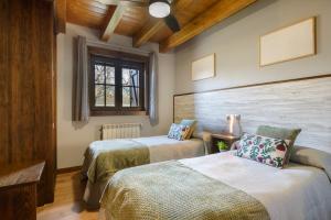 A bed or beds in a room at Casa Otal
