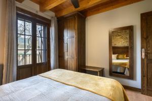 A bed or beds in a room at Casa Otal