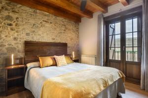 A bed or beds in a room at Casa Otal