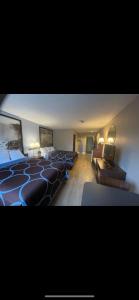 Super 8 by Wyndham Niagara Falls客房内的一张或多张床位