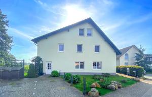 ツィノヴィッツにあるFerienwohnung Zinnowitz Seebadの庭付きの大きな白い家 +8枚の写真