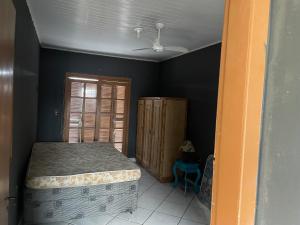 una camera con letto, finestra e soffitto di Casa com piscina Tramandai a Tramandaí