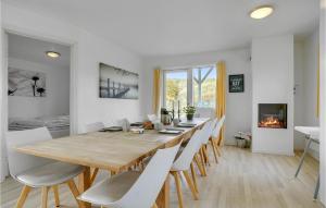 Χώρος καθιστικού στο Holiday Home Harboøre With Fireplace 06