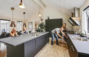 un gruppo di persone in una cucina con lavandini di Eight-Bedroom Holiday Home Frederiksværk With A Room Hot Tub 03 a Melby