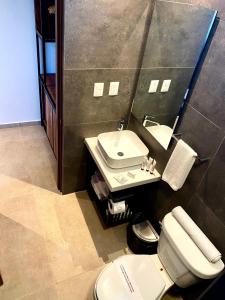 Koupelna v ubytování HOTEL MINA REAL MATEHUALA