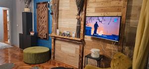 sala de estar con TV en una pared de madera en Center Lux Apartment Marijana, en Novi Sad 77 fotos más