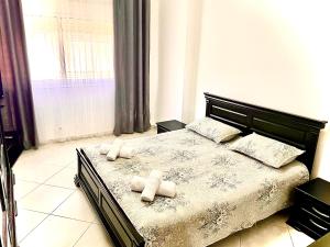 a bedroom with a bed with two towels on it at Résidence Inaya 2 SANS GARAGE Accès réservé aux voyageurs déclarés Uniquement PAS DE VISITEURS in Oran +6 photos