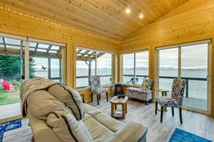 荷马Deck and Panoramic Views Bayfront House in Homer!的带沙发、椅子和窗户的客厅