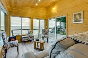 荷马Deck and Panoramic Views Bayfront House in Homer!的带沙发、椅子和窗户的客厅