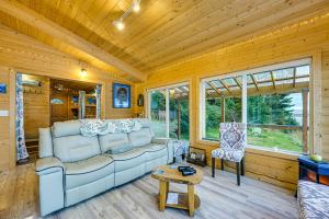 Deck and Panoramic Views Bayfront House in Homer!的休息区
