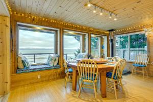 荷马Deck and Panoramic Views Bayfront House in Homer!的一间有桌椅和窗户的餐厅