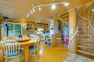 Deck and Panoramic Views Bayfront House in Homer!的厨房或小厨房