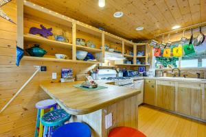 Deck and Panoramic Views Bayfront House in Homer!的厨房或小厨房