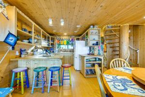 Deck and Panoramic Views Bayfront House in Homer!的厨房或小厨房