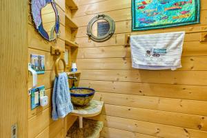 荷马Deck and Panoramic Views Bayfront House in Homer!的带木墙、水槽和镜子的浴室 更多24张照片