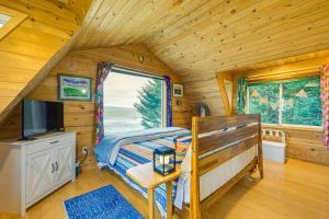 Deck and Panoramic Views Bayfront House in Homer!客房内的一张或多张床位