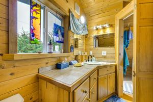 荷马Deck and Panoramic Views Bayfront House in Homer!的小木屋浴室设有水槽和窗户