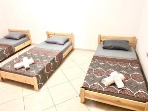 two beds sitting next to each other in a room at Résidence Inaya 2 SANS GARAGE Accès réservé aux voyageurs déclarés Uniquement PAS DE VISITEURS in Oran