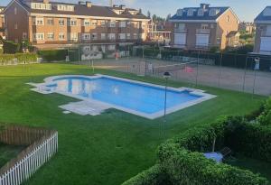 a swimming pool in the yard of a house at La Fontana in Santa Marta de Tormes
