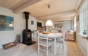 Posezení v ubytování 3 Bedroom Lovely Home In Østermarie