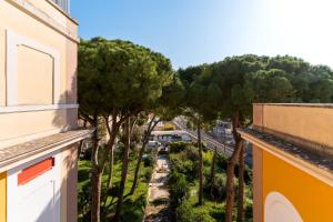 una vista dal balcone di un edificio alberato di Casa di Madre Antonia a Brindisi Altre 25 foto