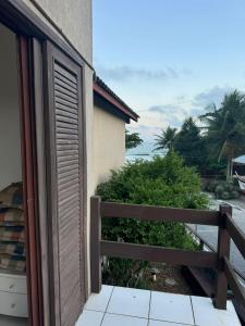 a balcony with a view of the ocean from a house at Quarto lateral da beira mar - tombo - guarujá in Guarujá