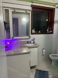 Phòng tắm tại Quarto lateral da beira mar - tombo - guarujá