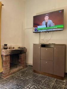 TV a/nebo společenská místnost v ubytování Rancho Cukamonga Lodge