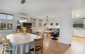 Kuchyň nebo kuchyňský kout v ubytování Pet Friendly Home In Fanø With Wifi