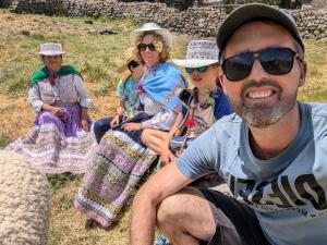 CoporaqueCasa vivencial Mamá Vivi的坐在一群人面前的人