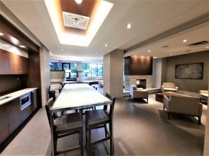 Η κουζίνα ή μικρή κουζίνα στο Luxury Condo by River with City Views