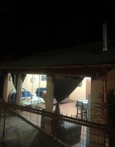 Blick auf ein Wohnzimmer mit einem Bett und einem Fenster in der Unterkunft Boreal Branchini in Canela