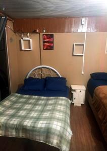 ein kleines Schlafzimmer mit einem Bett und einem Tisch in der Unterkunft Boreal Branchini in Canela + 15 Fotos