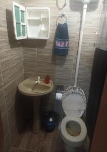 ein kleines Badezimmer mit Toilette und Waschbecken in der Unterkunft Boreal Branchini in Canela