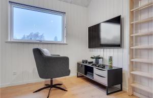 TV a/nebo společenská místnost v ubytování Stunning Home In Jægerspris With Sauna