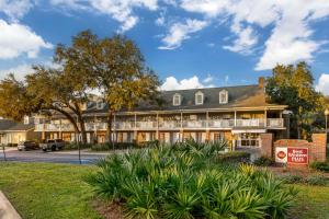 an exterior view of the inn at the park at Best Western Plus St. Simons in Saint Simons Island