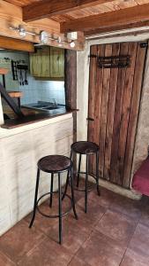 Casa con PILETA al borde del RIO的厨房或小厨房