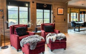 Χώρος καθιστικού στο 4 Bedroom Amazing Home In Stryn