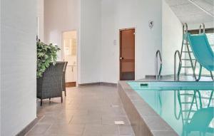 Bazén v ubytování Holiday Home Solsiden Blåvand X nebo v jeho okolí