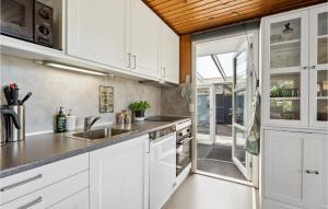 Η κουζίνα ή μικρή κουζίνα στο 3 Bedroom Beautiful Home In Hemmet