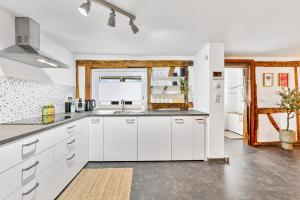 a kitchen with white cabinets and a window at WHONAP - DE HYDDAN I Parkplatz I Zentral I Terrasse I Küche in Möckmühl