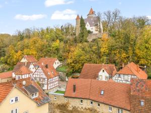 a town with red roofs and a castle in the background at WHONAP - DE HYDDAN I Parkplatz I Zentral I Terrasse I Küche in Möckmühl