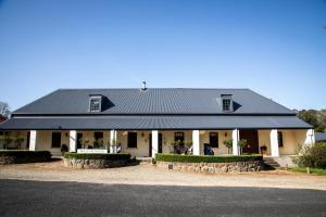 Tooma布里格姆之家住宿加早餐旅馆的黑色屋顶的大型白色房屋