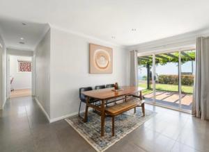 谭伯连山Stunning home with view的有桌子和椅子的餐厅