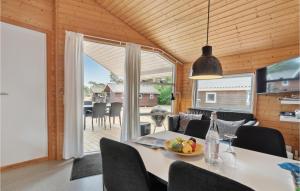 Posezení v ubytování Beautiful Home In Nexø With Kitchen