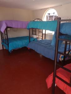 zwei Etagenbetten in einem Zimmer mit Fenster in der Unterkunft La casa de Lulu in Miraflores